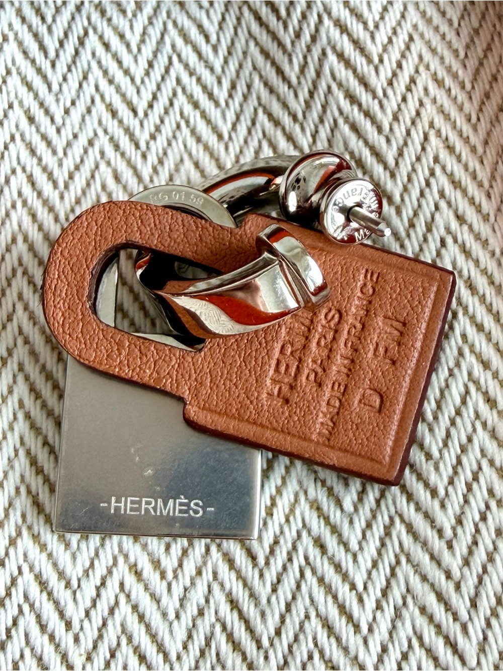 Hermès O’ Kelly earrings. Palladium and Gold Swift Leather 🍊 - Picture 3 of 9